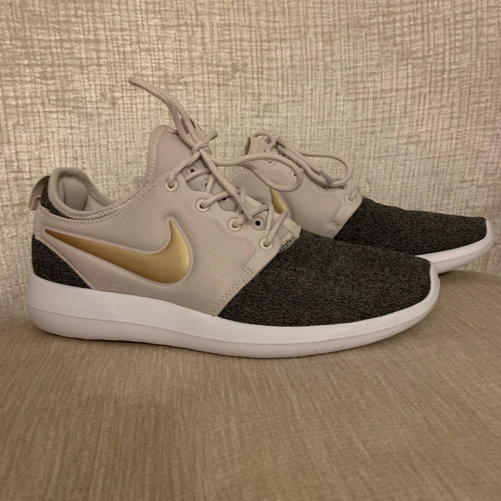 Nike Tennis Shoes Sz 9.5